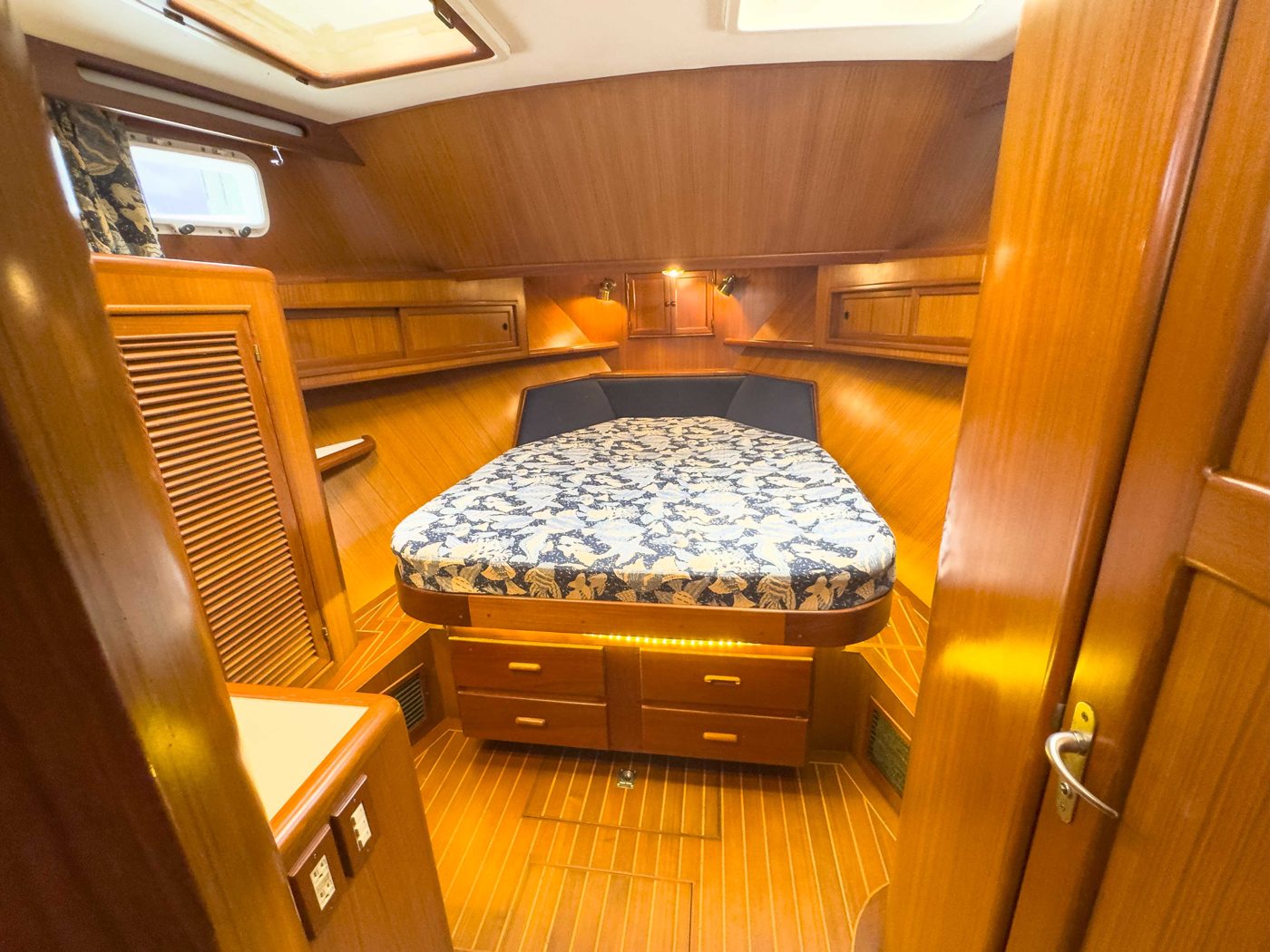 Island Girl forward master stateroom