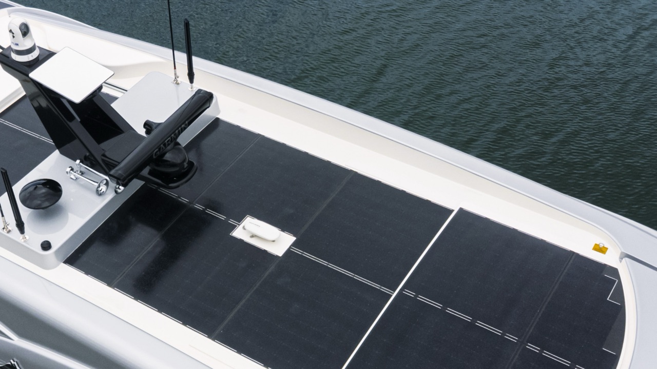 Riviera 4300 Sports Express solar power system