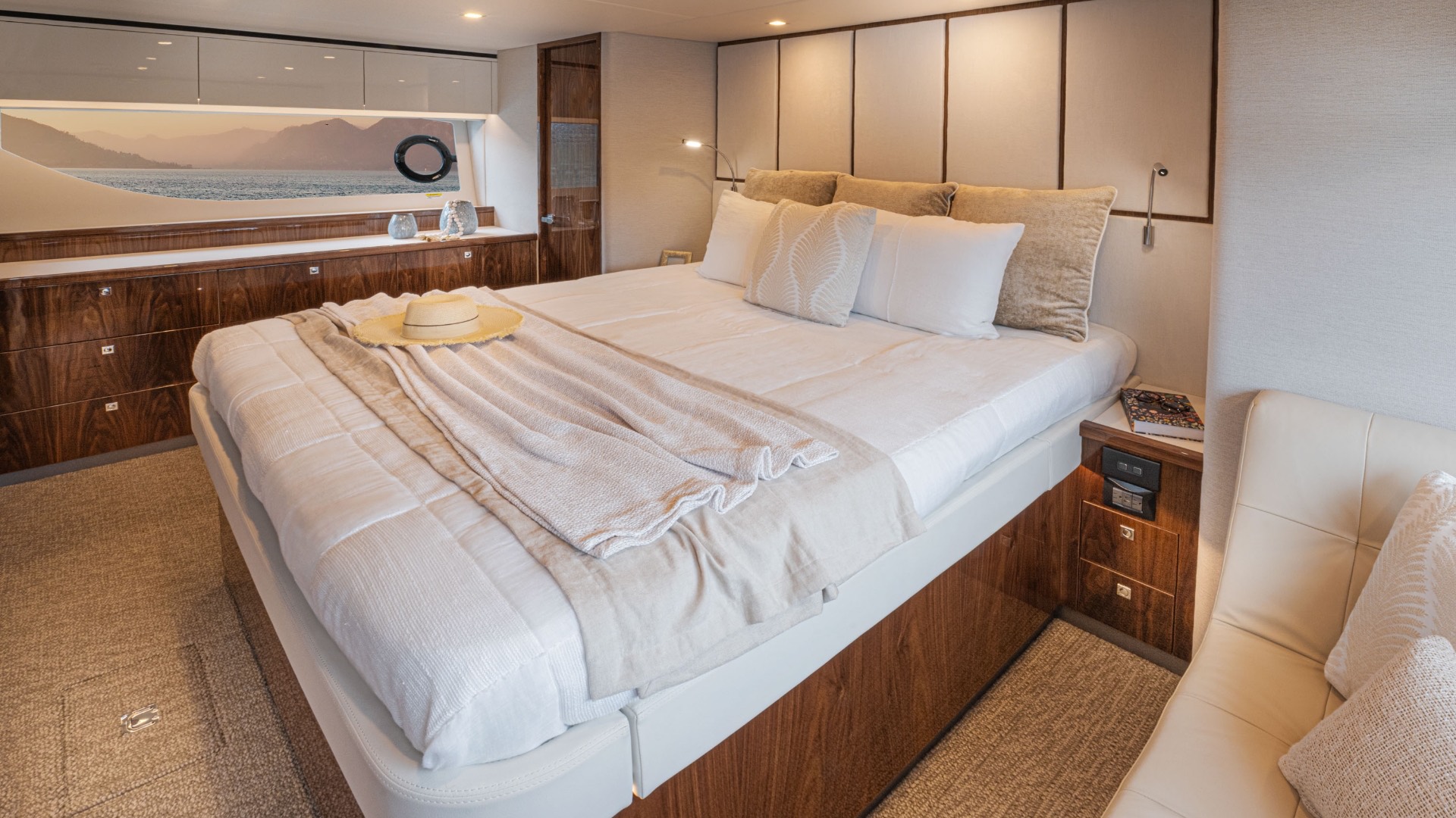Riviera 645 SUV Series II full-beam master stateroom